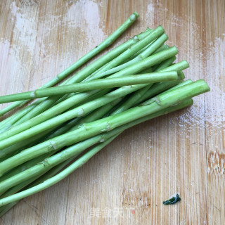 烟熏腊肉炒藜蒿的做法步骤：1