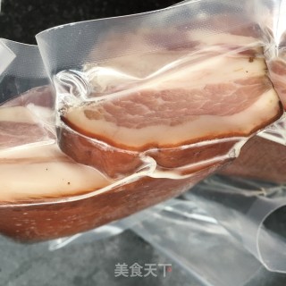 烟熏腊肉炒藜蒿的做法步骤：3