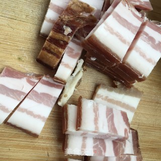 烟熏腊肉炒藜蒿的做法步骤：4