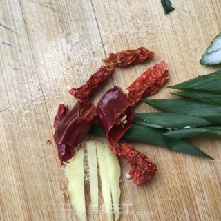 烟熏腊肉炒藜蒿的做法步骤：5