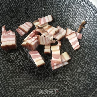 烟熏腊肉炒藜蒿的做法步骤：6