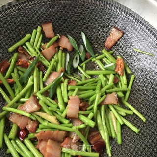 烟熏腊肉炒藜蒿的做法步骤：11