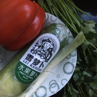 甜椒拌水果萝卜的做法步骤：1