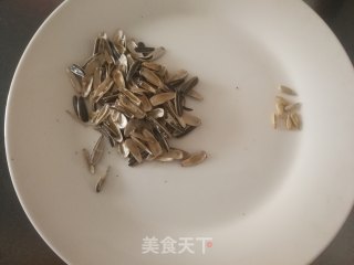 瓜子皮拼摆牛的做法步骤：2