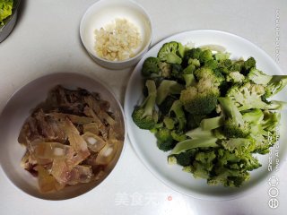 腊肉烧西蓝花的做法步骤：1