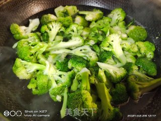 腊肉烧西蓝花的做法步骤：2