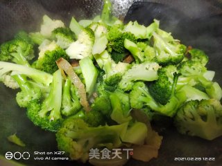腊肉烧西蓝花的做法步骤：4
