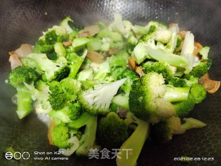 腊肉烧西蓝花的做法步骤：6