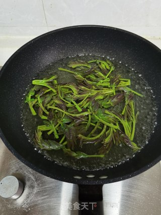 香椿炒鸡蛋的做法步骤：4