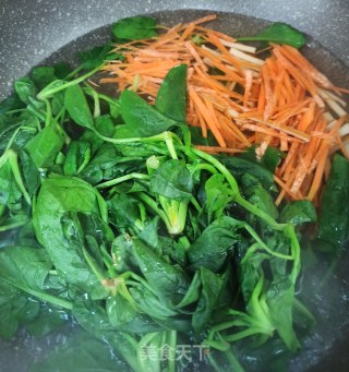 菠菜胡萝卜拌香干的做法步骤：2
