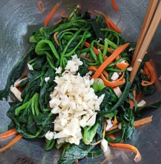 菠菜胡萝卜拌香干的做法步骤：3