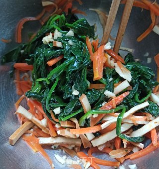 菠菜胡萝卜拌香干的做法步骤：4