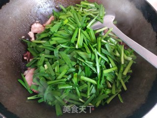 韭菜炒八爪鱼的做法步骤：11