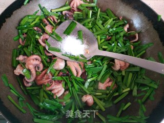 韭菜炒八爪鱼的做法步骤：12