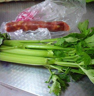 腊肠炒芹菜的做法步骤：1