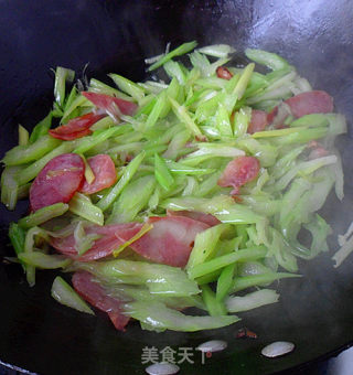 腊肠炒芹菜的做法步骤：6