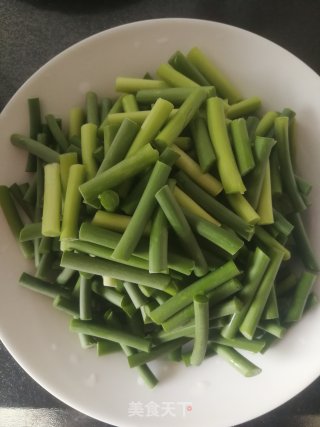 蒜薹炒鸡蛋的做法步骤：2