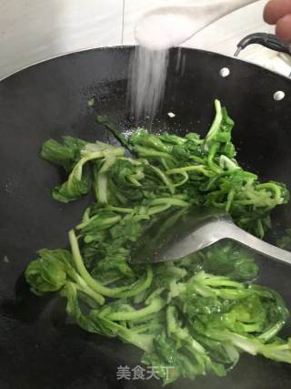 蒜泥炒菜苔的做法步骤：3