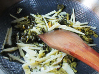 咸菜笋丝捶肉汤的做法步骤：4