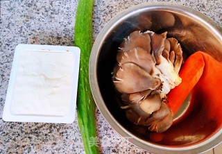 平菇豆腐时蔬汤的做法步骤：1