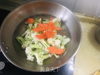 炝拌有机菜花的做法步骤：1