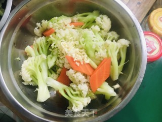 炝拌有机菜花的做法步骤：3