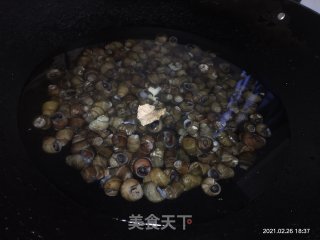 田螺鸭脚煲的做法步骤：1