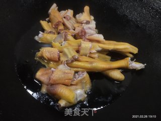 田螺鸭脚煲的做法步骤：6