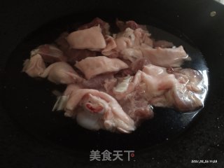 猪脚焖黄豆的做法步骤：1
