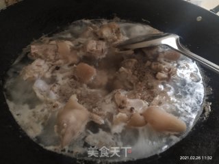 猪脚焖黄豆的做法步骤：2