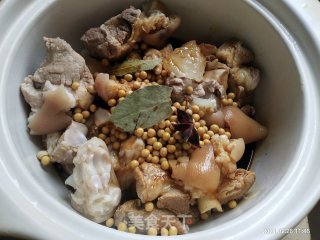 猪脚焖黄豆的做法步骤：5