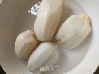 莲藕炒肥肠的做法步骤：1
