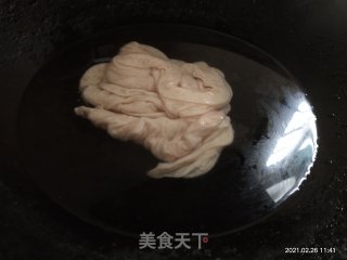 莲藕炒肥肠的做法步骤：2