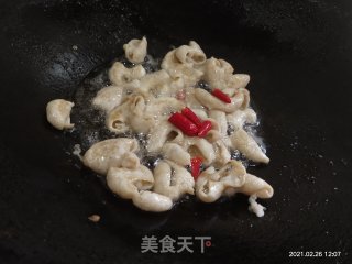 莲藕炒肥肠的做法步骤：8