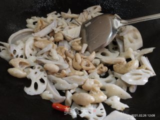 莲藕炒肥肠的做法步骤：9