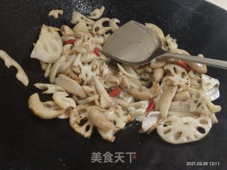 莲藕炒肥肠的做法步骤：10