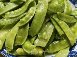 清炒荷兰豆的做法步骤：1