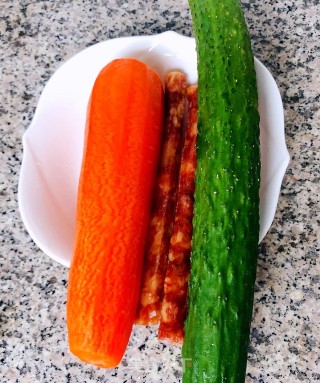 黄瓜胡萝卜炒腊肠的做法步骤：1
