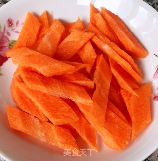 黄瓜胡萝卜炒腊肠的做法步骤：2