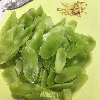 牛肉炒莴笋的做法步骤：2