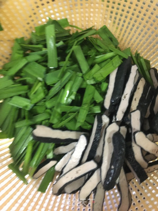 韭菜炒臭干的做法步骤：1