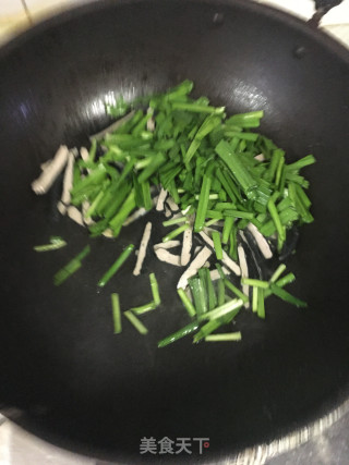 韭菜炒臭干的做法步骤：2