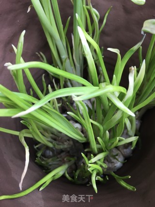 蒜黄炒鸡胸肉的做法步骤：1