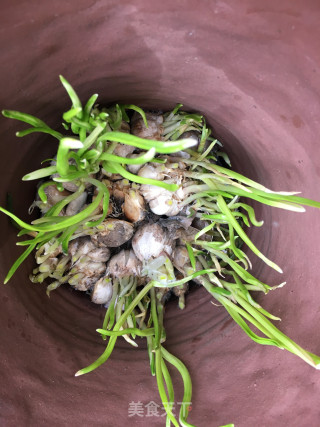 蒜黄炒鸡胸肉的做法步骤：2