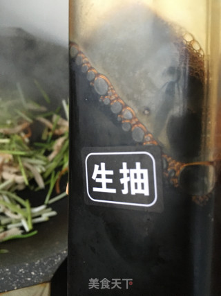 蒜黄炒鸡胸肉的做法步骤：11
