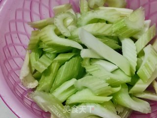 松仁炒时蔬的做法步骤：1