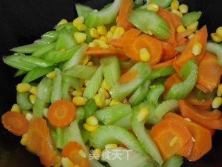 松仁炒时蔬的做法步骤：8