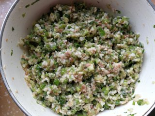 香芹荸荠鲜肉饺子的做法步骤：6