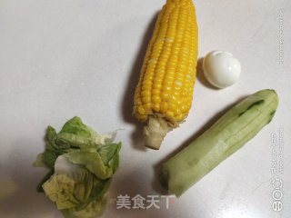 牛肉火腿玉米鸡蛋沙拉的做法步骤：2