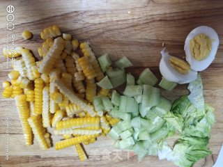 牛肉火腿玉米鸡蛋沙拉的做法步骤：3
